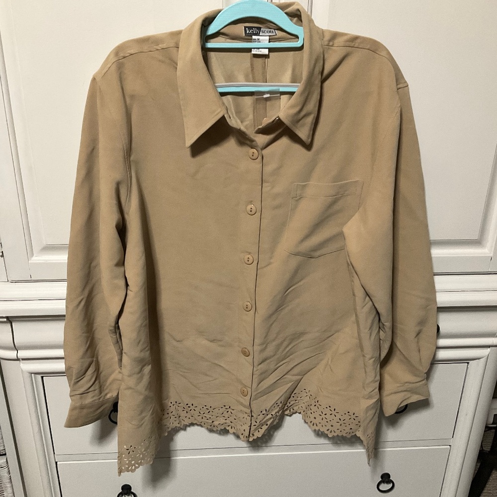 New Kelly Scott ladies 1X button up tan jacket, cut out look at hem